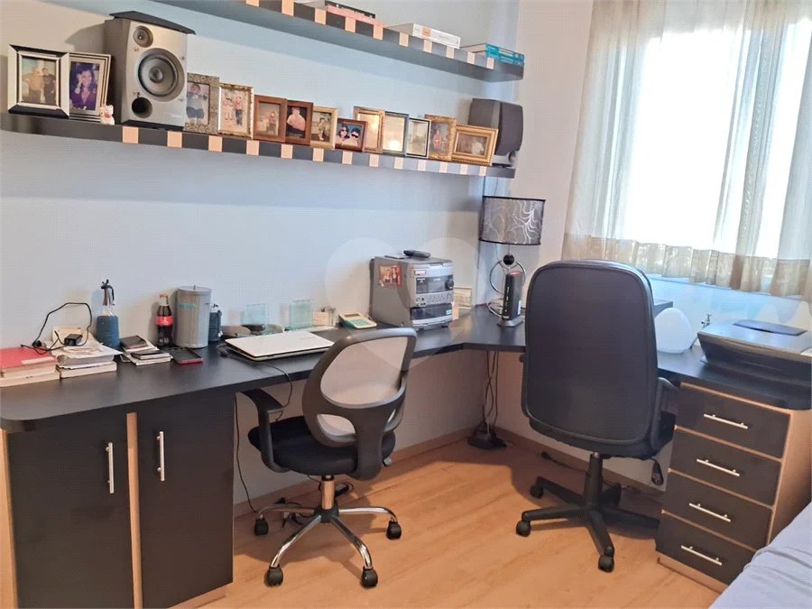 Prédio com portaria 24 horas, e lazer. Apartamento com 3 dormitórios, uma suíte, 2 vagas de garagem