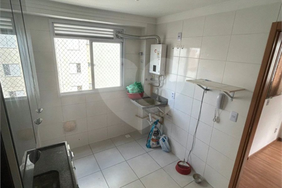 Apartamento de 44m² com vaga na garagem.