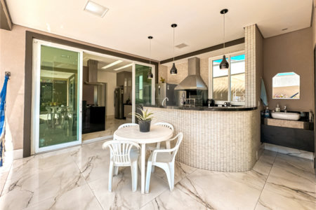 Sobrado à venda em Itupeva – 421,80 m² de terreno – 254,28 m² de área construída – 3 dormitórios – 4 banheiros – 4 vagas de garagem