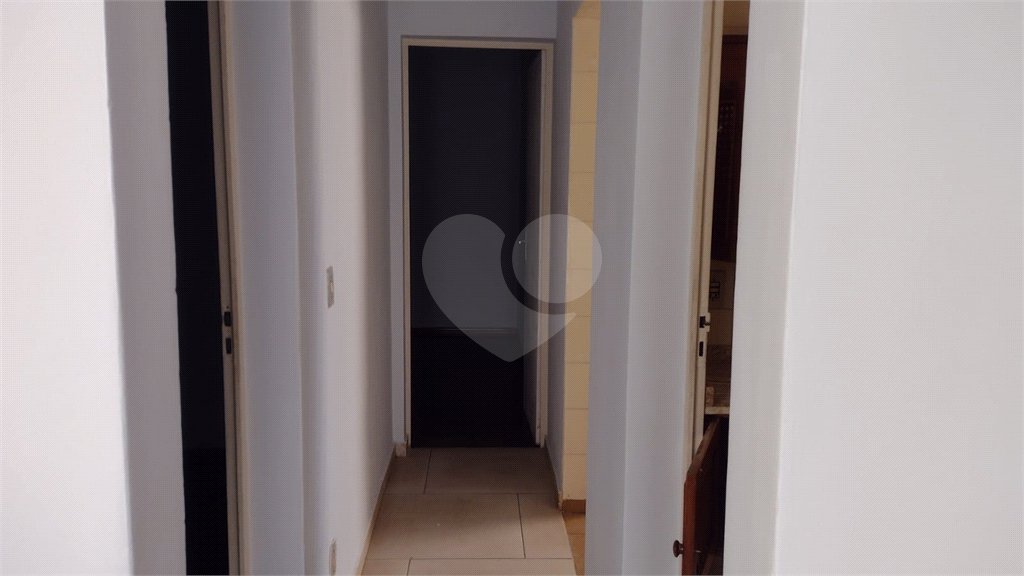Apto com 2 dormitórios, dois banheiros , e uma garagem.