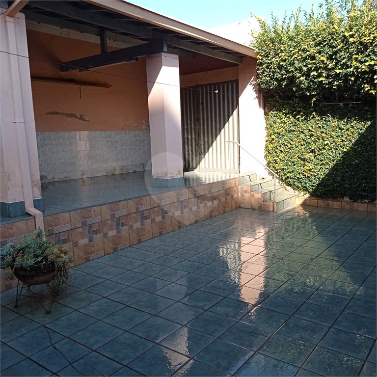 Linda casa no centro com 3 quartos.