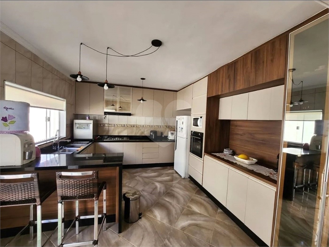 CASA EM CONDOMÍNIO FECHADO COM 220M² Área Construída e 1500m² de Area Total com 4 Suítes. Cond Village de Atibaia - Atibaia -Sp