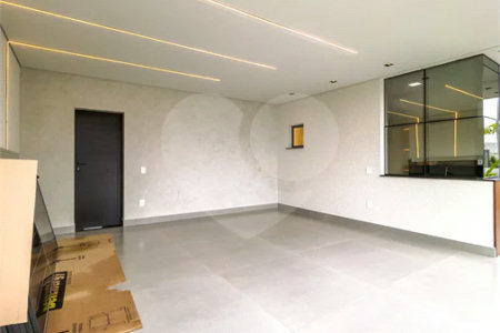 Casa Térrea – Condomínio Maria Cândida - 300 m² de terreno - 212 m² de área construída - 4 vagas de garagem, sendo 2 cobertas - Sala de jantar e estar integradas, com pé-direito duplo e cortina - 3 suítes com ar-condicionado, sendo 1 master com closet – planejado – Roupeiro – Escritório - Cozinha