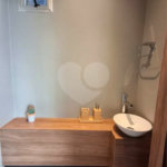Apartamento totalmente decorado em Moema com 70 m2 , 2 quartos, 2 suítes e 2 vagas, ambientes com ar condicionado.