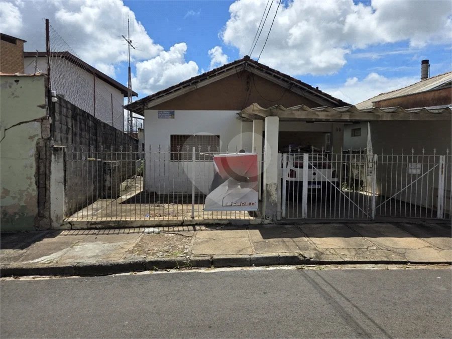 Casa térrea à venda com amplo quintal e grande potencial na Vila Nery
