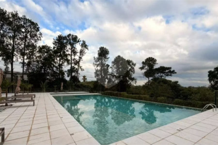 Indaiatuba - Condominio Villa Sapezal - 318 m² de Terreno - 230 m² de Área Construída - 3 suítes, sendo 1 Master com closet planejado - Sala de TV - Sala de estar integrada à Sala de jantar - Cozinha com móveis planejados - Despensa - Escritório planejado - Lavabo - Piscina com preparação para aquec