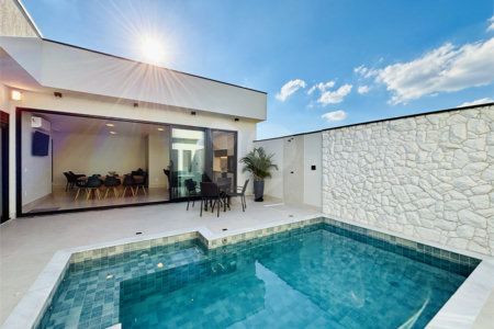 Indaiatuba - Sp - Condominio Maria Candida - R$ 2.250.000,00 - 3 suítes, sendo 1 master com closet e banheiro com duas cubas e dois chuveiros - Escritório - Piscina em Alvenaria aquecida e Hidro com Iluminação - Ar Condicionado instalado em todos os quartos, escritorio, sala e area gourmet