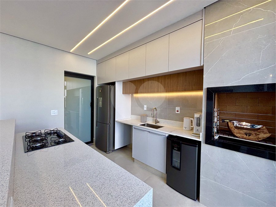 Indaiatuba - Sp - Condominio Maria Candida - R$ 2.250.000,00 - 3 suítes, sendo 1 master com closet e banheiro com duas cubas e dois chuveiros - Escritório - Piscina em Alvenaria aquecida e Hidro com Iluminação - Ar Condicionado instalado em todos os quartos, escritorio, sala e area gourmet