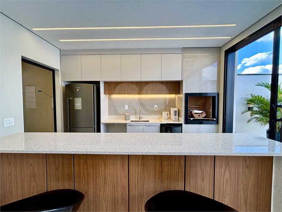 Indaiatuba - Sp - Condominio Maria Candida - R$ 2.250.000,00 - 3 suítes, sendo 1 master com closet e banheiro com duas cubas e dois chuveiros - Escritório - Piscina em Alvenaria aquecida e Hidro com Iluminação - Ar Condicionado instalado em todos os quartos, escritorio, sala e area gourmet
