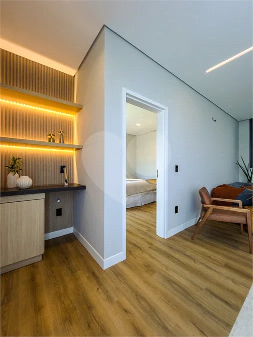 Indaiatuba - Condominio Villa Sapezal - 318 m² de Terreno - 230 m² de Área Construída - 3 suítes, sendo 1 Master com closet planejado - Sala de TV - Sala de estar integrada à Sala de jantar - Cozinha com móveis planejados - Despensa - Escritório planejado - Lavabo - Piscina com preparação para aquec