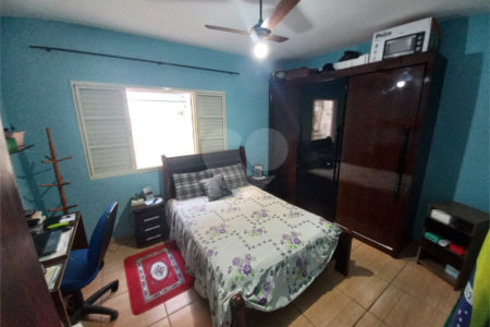 Casa Térrea com 3 dormitórios, sendo 1 suíte.