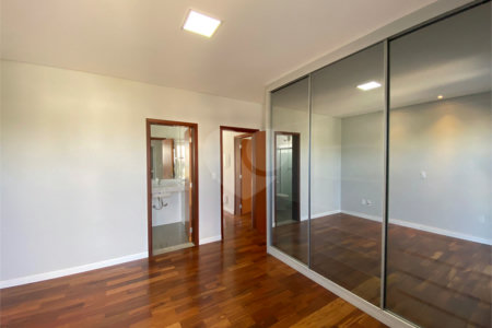 Casa com alto padrão de acabamento para venda no Condomínio Montreal.
