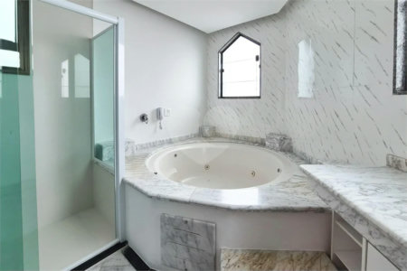 Encante-se com esta sofisticada cobertura no Jardim do Mar! São 4 suítes, piscina privativa, espaço gourmet e 5 vagas. Agende sua visita e surpreenda-se!