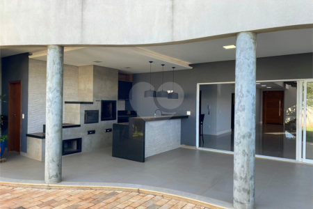 Casa com alto padrão de acabamento para venda no Condomínio Montreal.