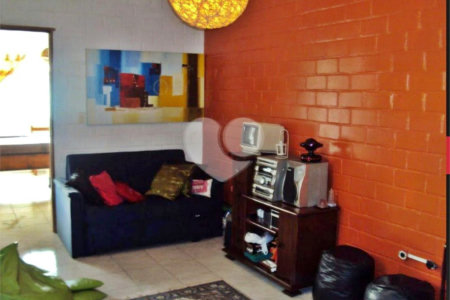Sobrado a venda com 160 m², 4 quartos e 2 vagas