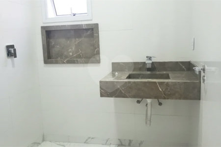 Sobrado novo com 3 suítes, 4 vagas, espaço gourmet com churrasqueira, jardim de inverno e acabamento premium. Conforto, modernidade e sofisticação.