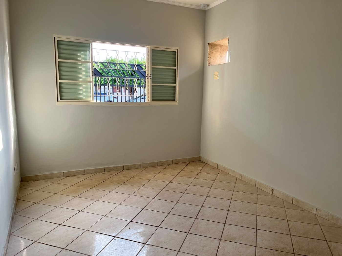 Casa para alugar com 4 quartos, sendo 2 suítes, no Centro, Três Lagoas, MS