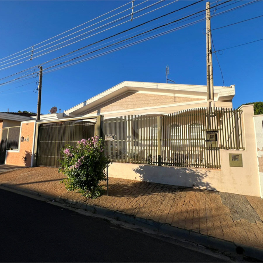 Ampla casa no condomÍnio Parque Fehr, contendo: