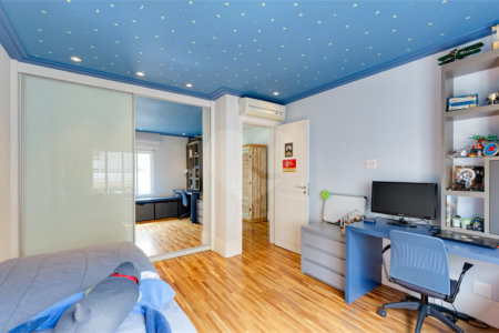 Casa à venda com 4 quartos, sendo 2 suítes, no condomínio Bristol Village, São Paulo - SP