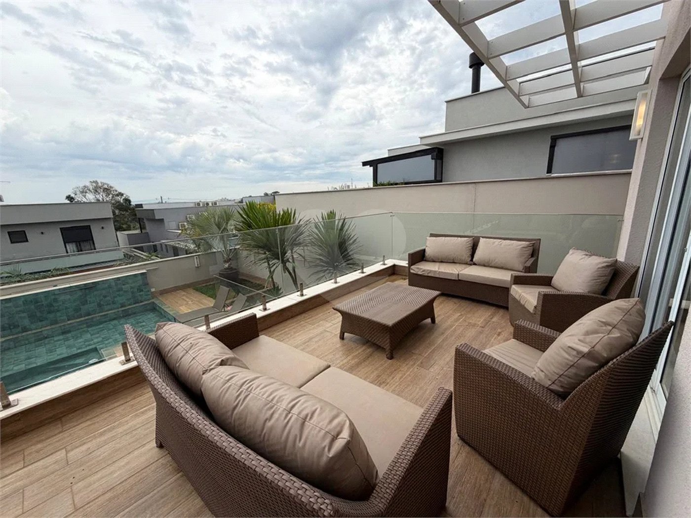 Casa de alto padrão em condomínio exclusivo com 4 suítes