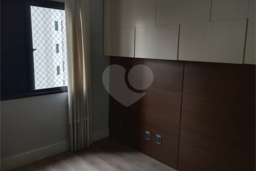 Linda cobertura Duplex om 3 dormitórios, sendo uma suíte com armários e ar condicionado e 2 vagas .