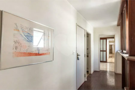 Este elegante apartamento em Higienópolis oferece 224m² de área muito bem distribuída, perfeito para quem valoriza conforto