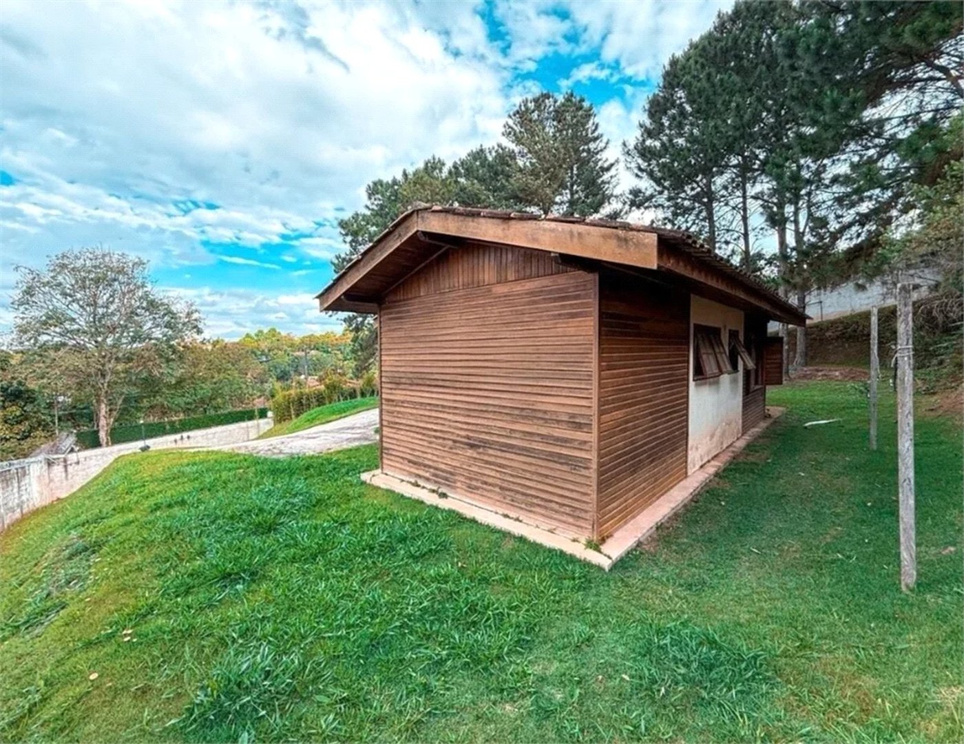 Casa na Granja Viana com 1.600m² de terreno, lareira e amplo espaço para veículos