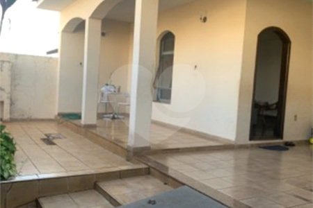 Casa térrea com 3 dormitórios, sendo 1 suíte .