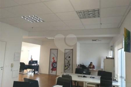 Conjunto comercial duplex à venda na Aclimação. Andar inteiro, puro charme!