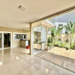 Casa em condomínio Impecável, 4 dorms / 2 suítes, varanda gourmet, piscina, 3 lareiras