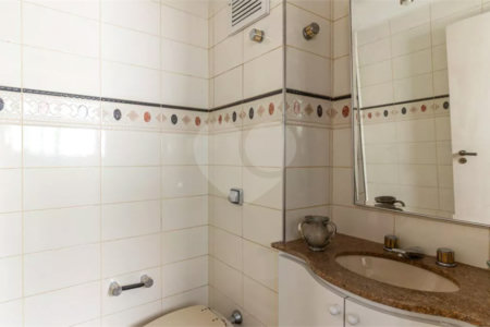 Este elegante apartamento em Higienópolis oferece 224m² de área muito bem distribuída, perfeito para quem valoriza conforto