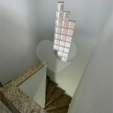 Sobrado com 4 dormitórios, 2 suítes, closet, varandas, escritório, jardim de inverno, espaço gourmet com churrasqueira e fogão a lenha e 3 vagas.