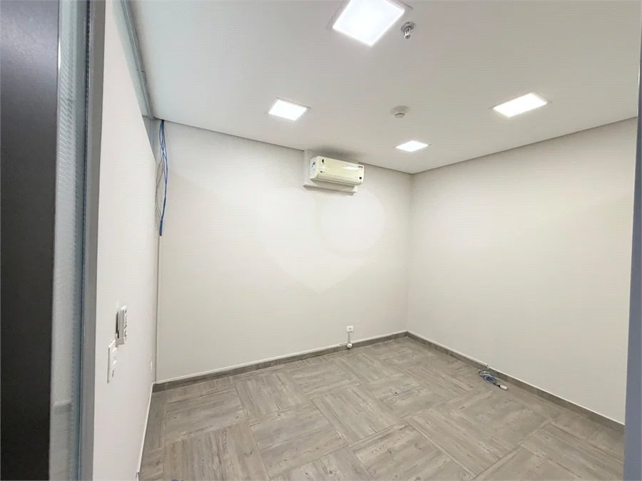 Sala para locação Domo Business 101 m - 2 vagas - Sala com divisórias, ar condicionado e banheiro.