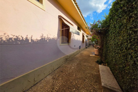 Casa Térrea 5 quartos bem localizada com piscina.
