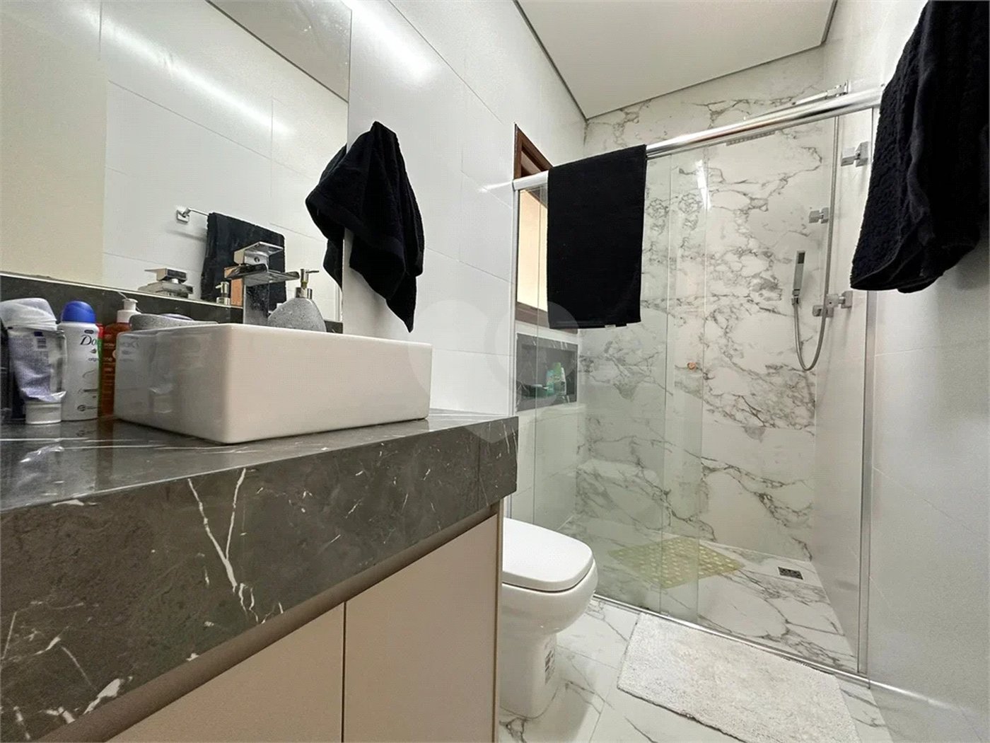 Casa à venda e locação no Condomínio Monte Alegre com 04 suítes.