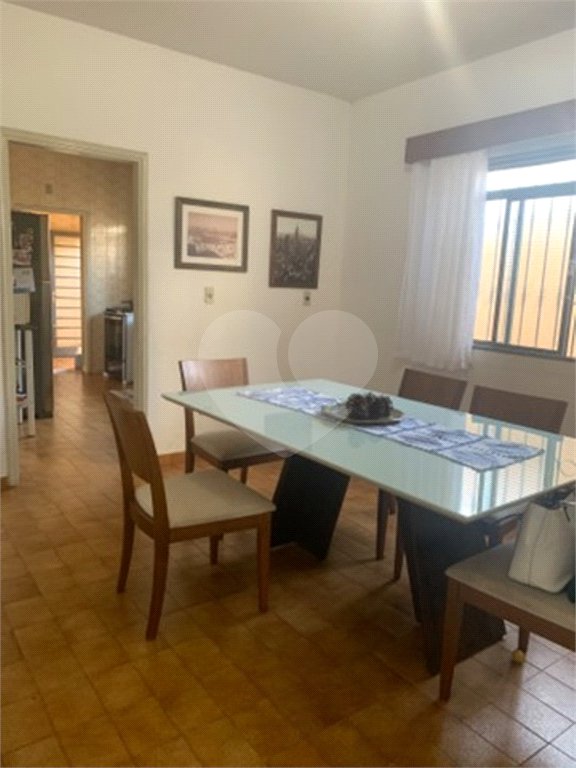 Casa térrea com 3 dormitórios, sendo 1 suíte .
