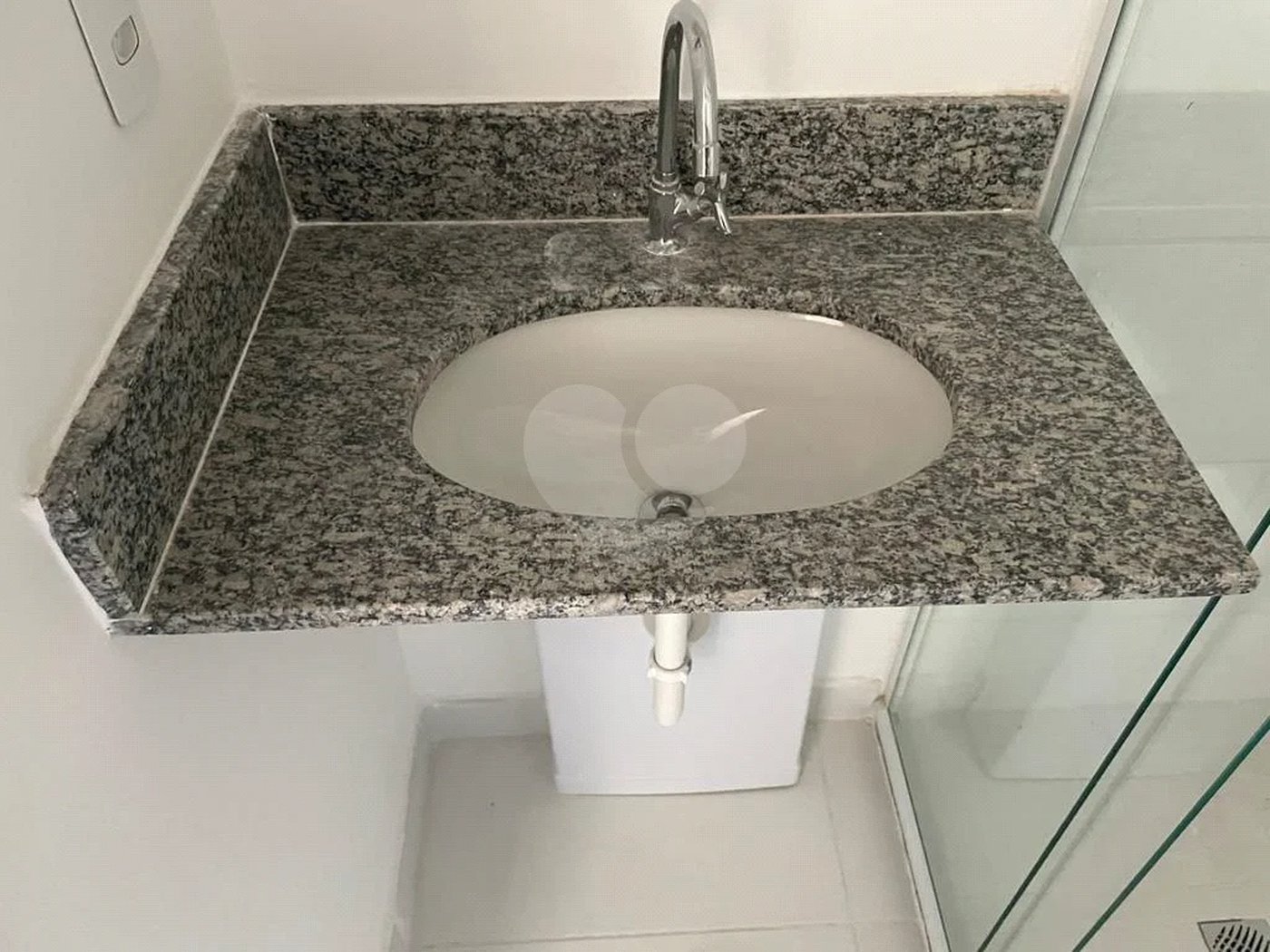 Apartamento mobiliado, novo, com 38m útil, ótima localização REF:903711