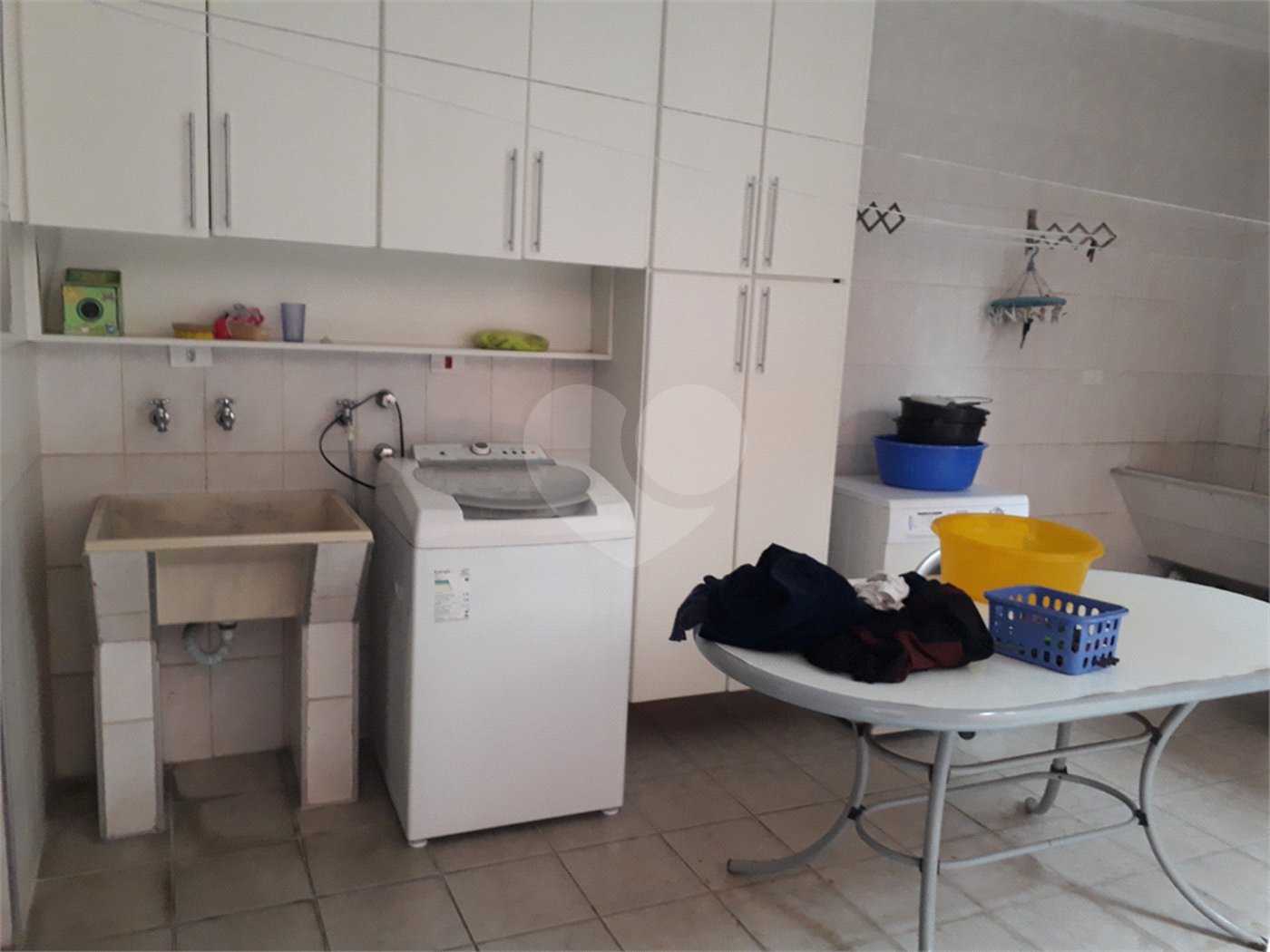 Mansão em condomínio, com 6 suites, e vagas para 15 autos....