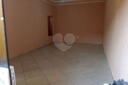 Casa térrea com salão comercial para venda no Maria Stella Fagá.