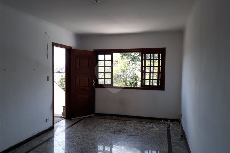 Sobrado com 3 Quartos e 3 banheiros à Venda, 180 m² por R$ 680.000
