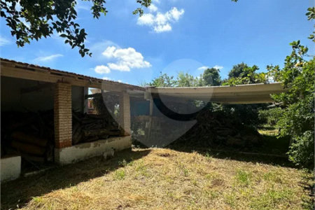 Excelente oportunidade no condomínio Vale das Laranjeiras, em Indaiatuba/SP. - R$ 1.850.000,00 - Terreno de 3.000 m²), com frente de 50 metros, proporcionando diversas possibilidades de projeto. O lote possui ótima localização dentro do condomínio, rodeado de natureza e com fácil acesso