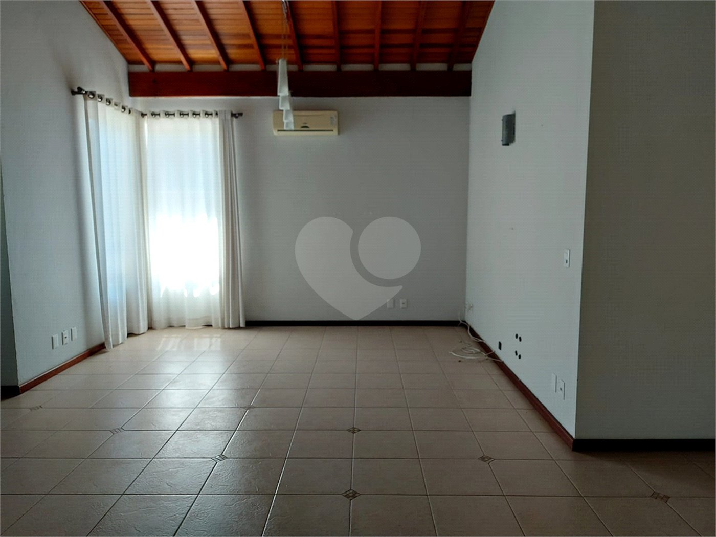 Casa charmosa e elegante localizada no deslumbrante Condomínio Villagio Capriccio Louveira SP
