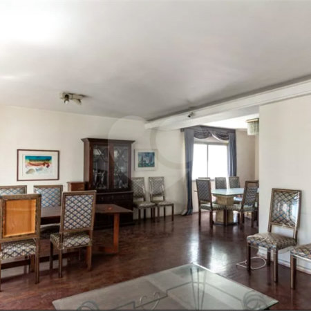Este elegante apartamento em Higienópolis oferece 224m² de área muito bem distribuída, perfeito para quem valoriza conforto