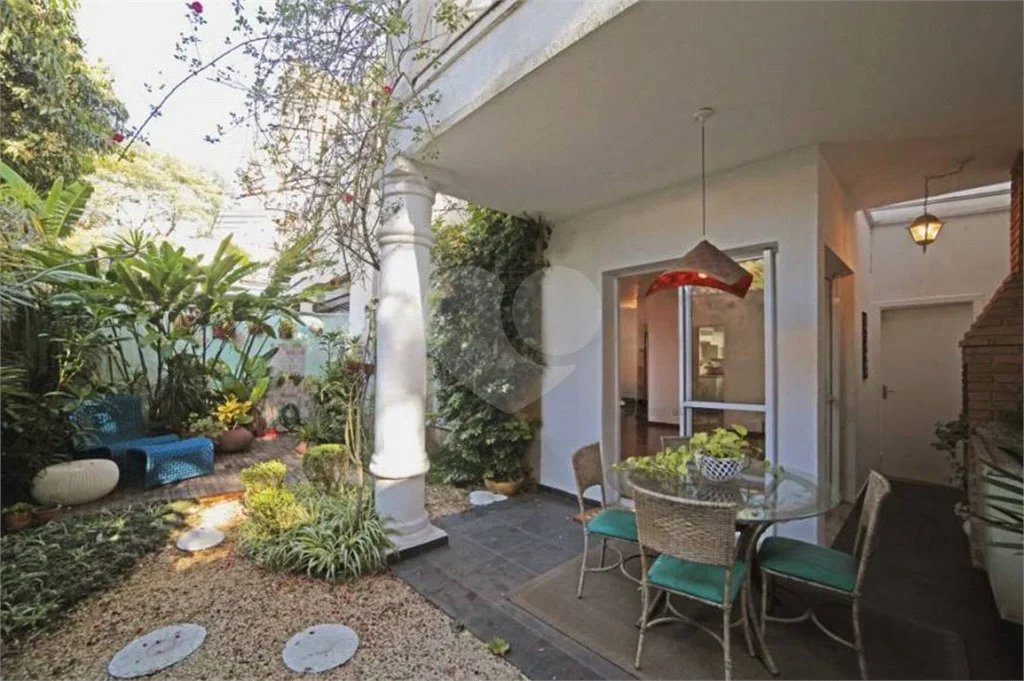 Casa à venda ou para alugar com 5 quartos, sendo 3 suítes, no condomínio Villa Florida, São Paulo - SP