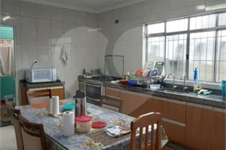 Sobrado espaçoso em São Miguel Paulista com 5 dormitórios e 5 vagas.