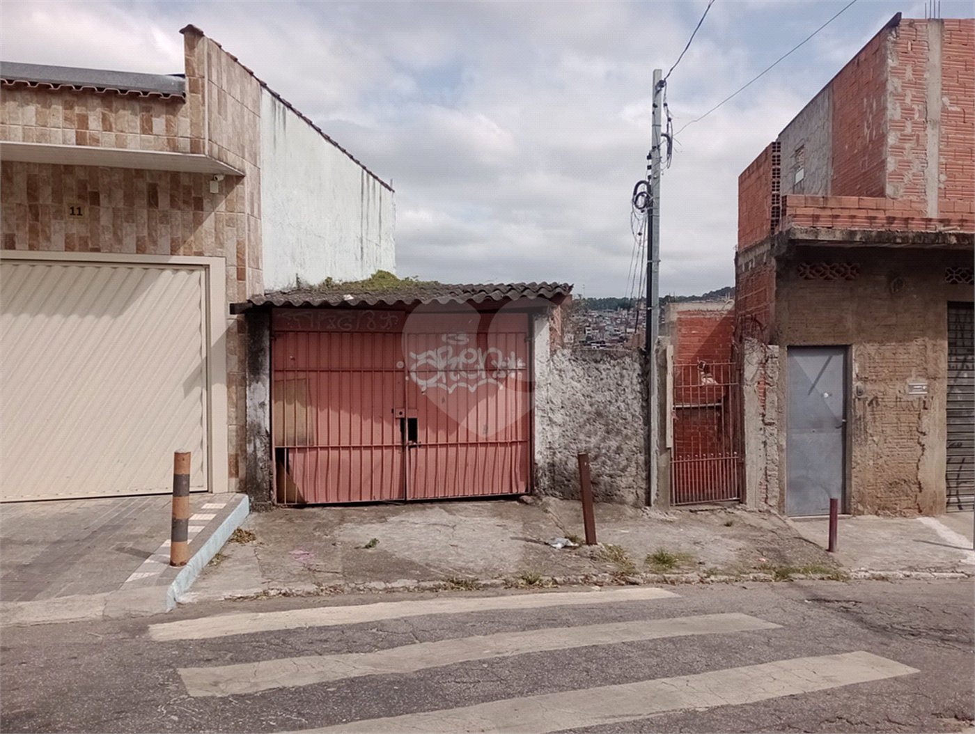 Terreno com 6 casas em 293m² de área total.