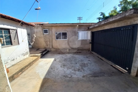 Casa térrea com 2 dormitórios.