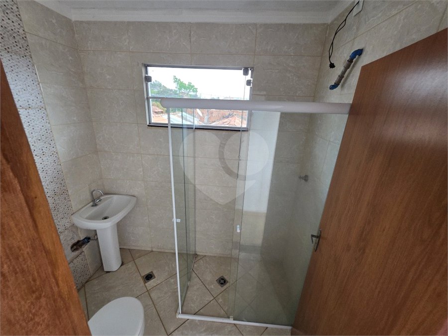Casa térrea à venda no Douradinho com 2 quartos e edícula com mais dois quartos e 2 banheiros.