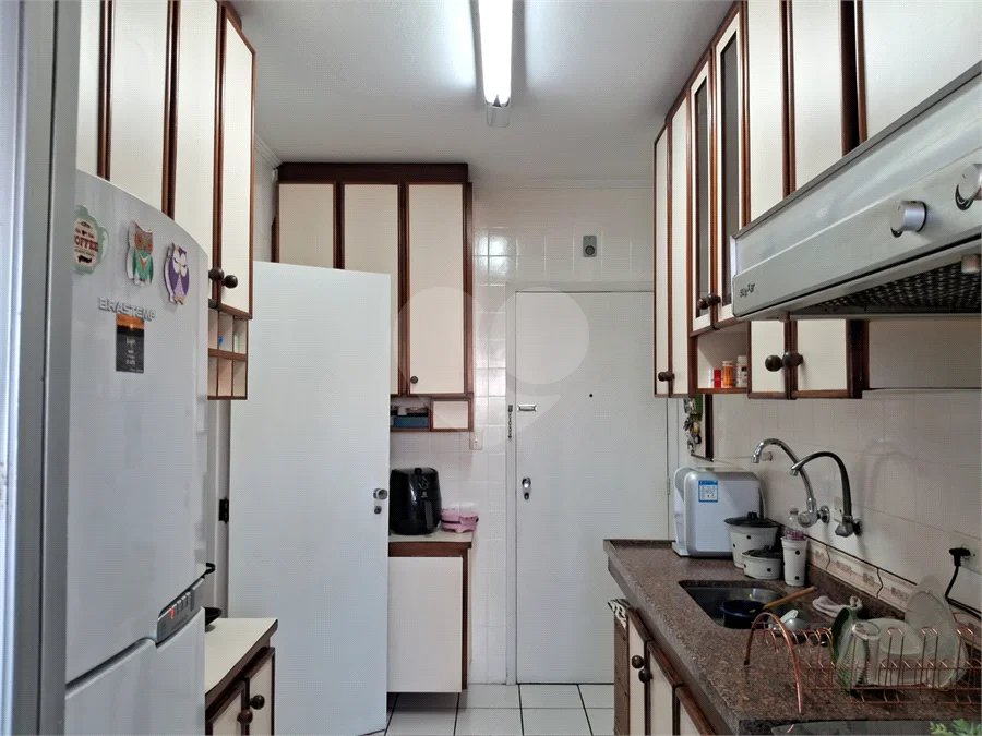 Prédio com portaria 24 horas, e lazer. Apartamento com 3 dormitórios, uma suíte, 2 vagas de garagem