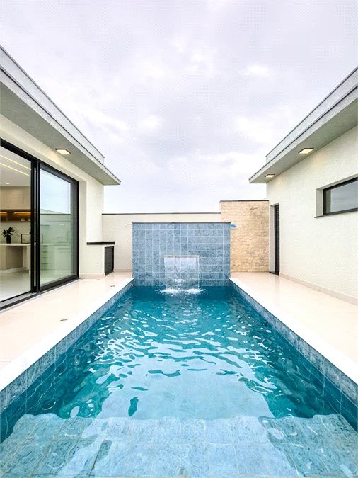 Casa Térrea – Condomínio Maria Cândida - 300 m² de terreno - 212 m² de área construída - 4 vagas de garagem, sendo 2 cobertas - Sala de jantar e estar integradas, com pé-direito duplo e cortina - 3 suítes com ar-condicionado, sendo 1 master com closet – planejado – Roupeiro – Escritório - Cozinha